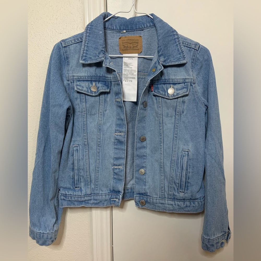 This is a Levi Blue jean denim jacket, womens XS, 100% cotton and super cute!!
